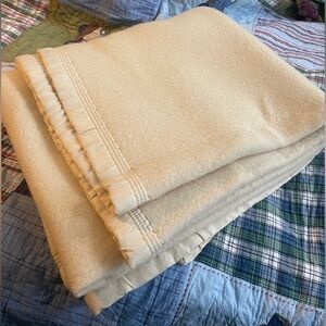 100% Virgin Wool Eaton’s Queen/Double Blanket- Pale Yellow- Made in France